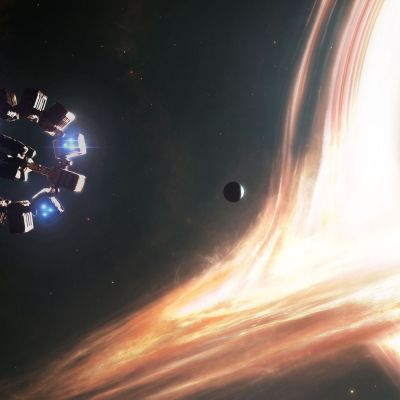 spaceship and black hole in Interstellar